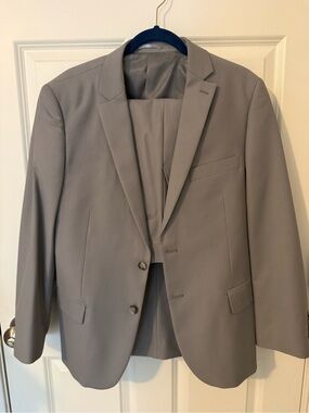 Giorgio Fiorelli Men's Light Gray Two-Button Suit Blazer and pants. Suit Set